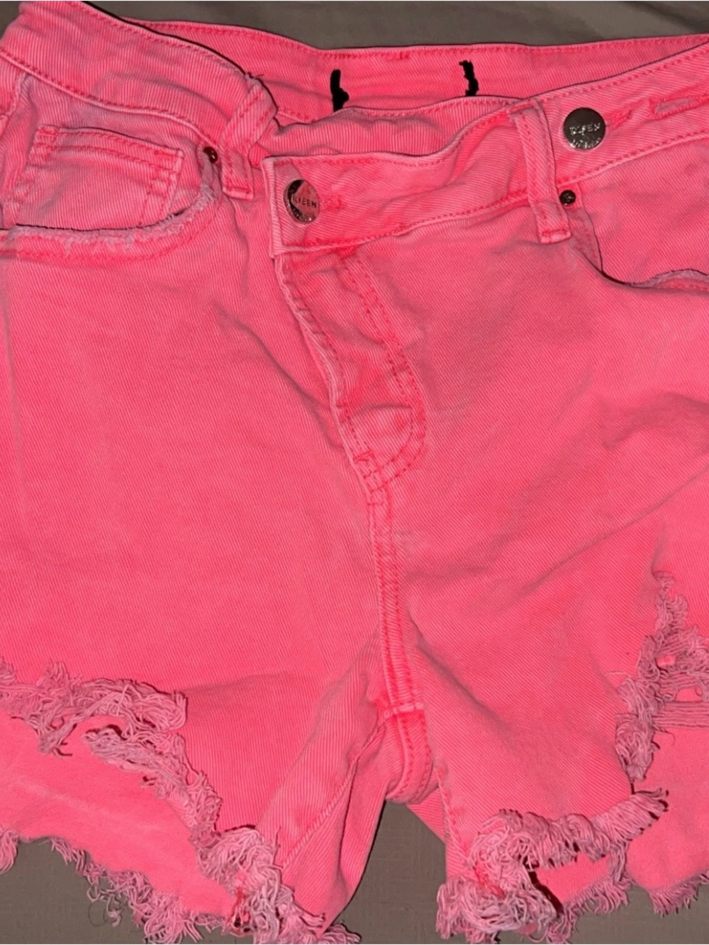 Women's distressed risen shorts